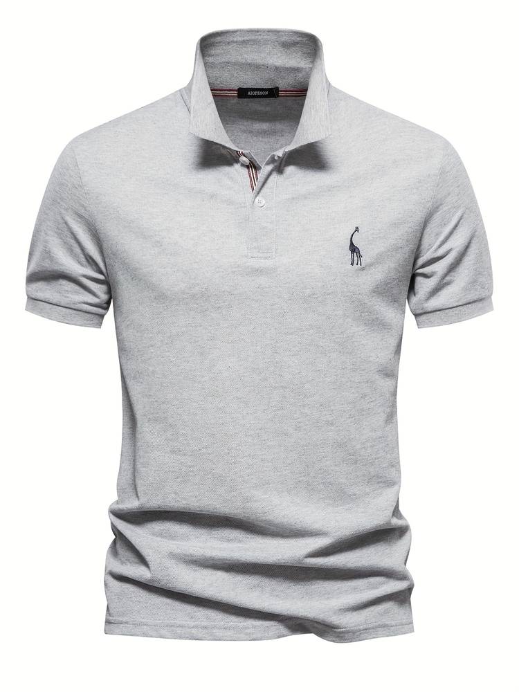 Polo homme gris clair avec un logo de girafe bleu sur la poitrine. Le col à rayures et les boutons ajoutent une touche d&