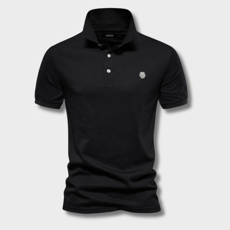 Ce polo noir pour homme, à la coupe ajustée, offre une silhouette moderne et élégante. Avec son design simple et son logo discret sur la poitrine, il est parfait pour les journées d&