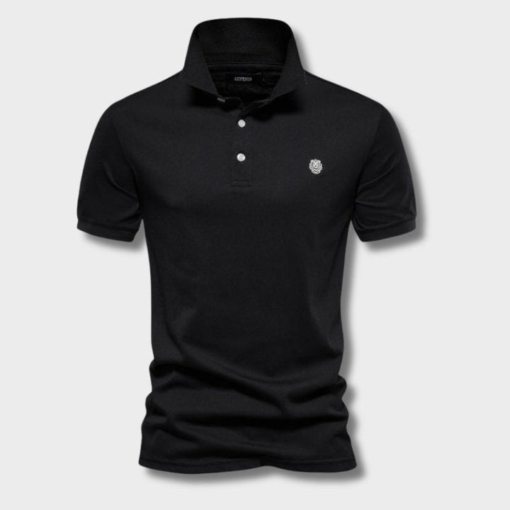 Ce polo noir pour homme, à la coupe ajustée, offre une silhouette moderne et élégante. Avec son design simple et son logo discret sur la poitrine, il est parfait pour les journées d&