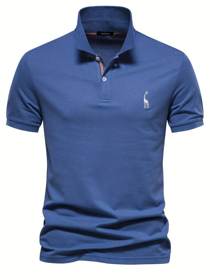 Polo homme bleu, coupe ajustée, avec un logo de girafe blanc sur la poitrine. Le col à rayures et les boutons ajoutent un détail sophistiqué, parfait pour un style décontracté mais élégant au quotidien.