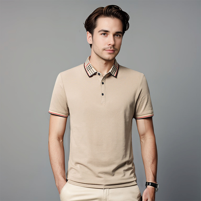 Polo homme Sandro bleu marine, manches courtes, col polo et boutons sur le plastron; coupe moderne, léger et respirant pour un look estival et confortable.