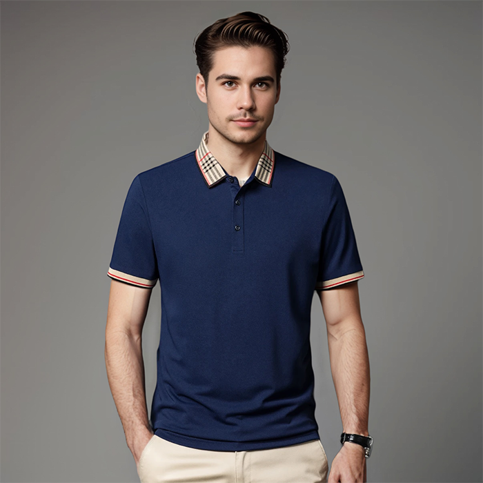 Polo homme Sandro bleu clair à manches courtes, col polo et bordure contrastée, coupe décontractée et tissu léger et respirant.