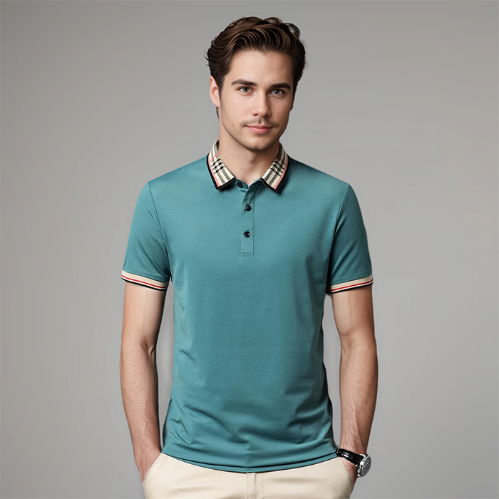 Polo homme Abel bleu marine à manches courtes avec col polo et bordures à motif tartan sur le col et les manches; coupe moderne, élégant et confortable.