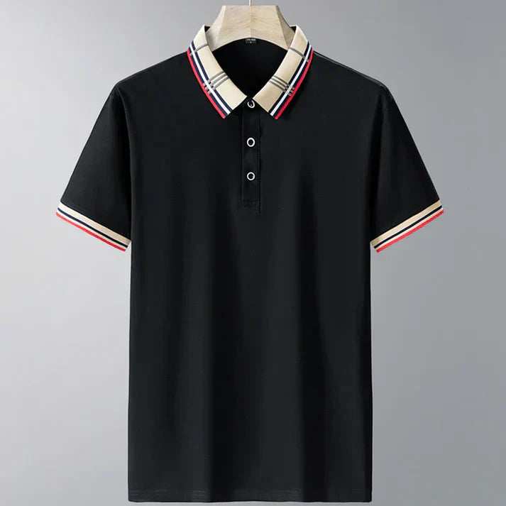 Polo homme Abel noir à manches courtes avec col polo et bordures tartan sur le col et les manches; coupe moderne, élégant et confortable pour un look chic et décontracté.