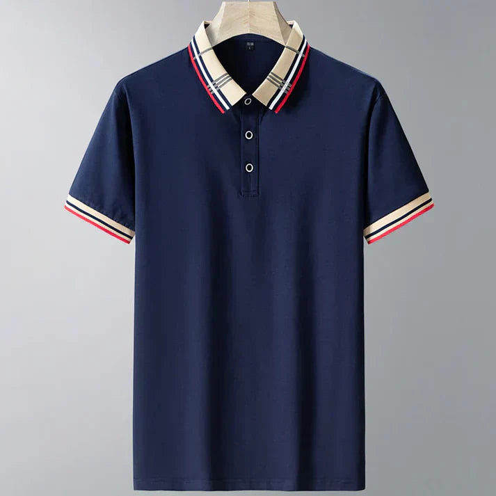 Polo homme Abel noir à manches courtes, col polo avec motif tartan beige et rouge et bordures assorties sur les manches; coupe moderne, élégant et confortable.