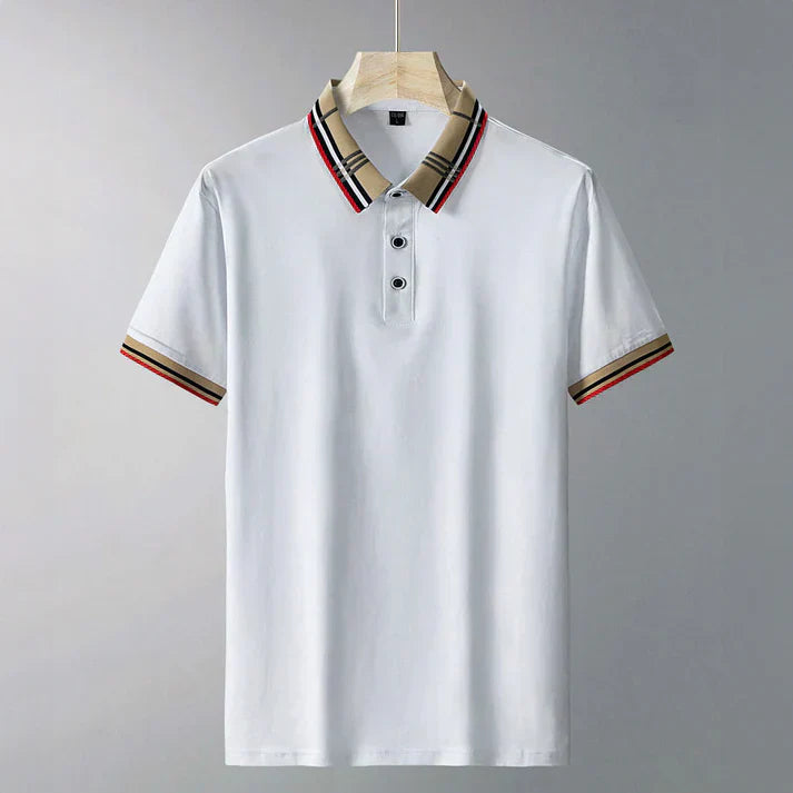 Polo homme Abel noir à manches courtes avec col polo et bordures tartan sur le col et les manches; coupe moderne, élégant et confortable.
