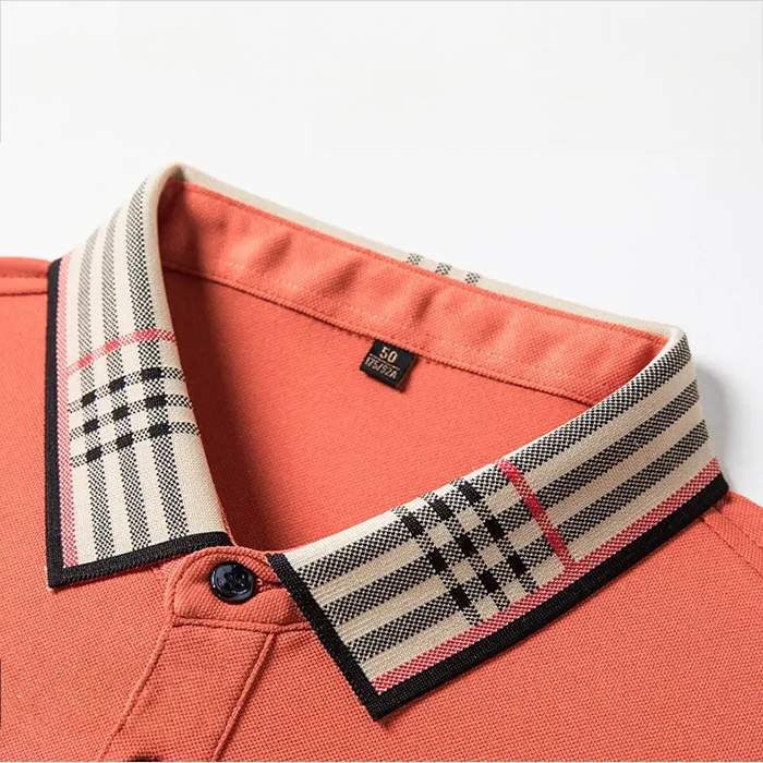 Polo homme Abel bleu marine avec col et poignets à motif tartan (beige, noir et rouge), coupe moderne et confortable pour un look élégant et décontracté.