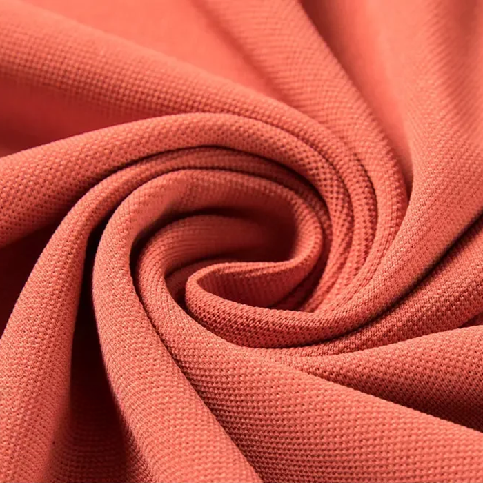 Polo homme Abel couleur corail/peche à manches courtes, col polo avec motif tartan beige et rouge, bordures contrastées sur les manches; coupe moderne et confortable pour un look élégant et décontracté.