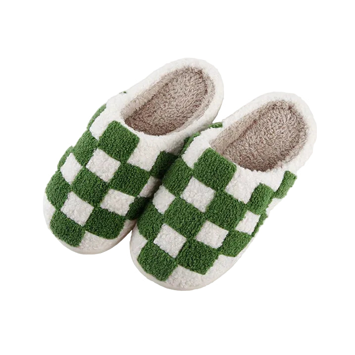 Chaussons unisexes Achille chaud et cosy, motif damier vert et blanc en tissu pelucheux, intérieur doux et semelle confortable, posés sur fond blanc.