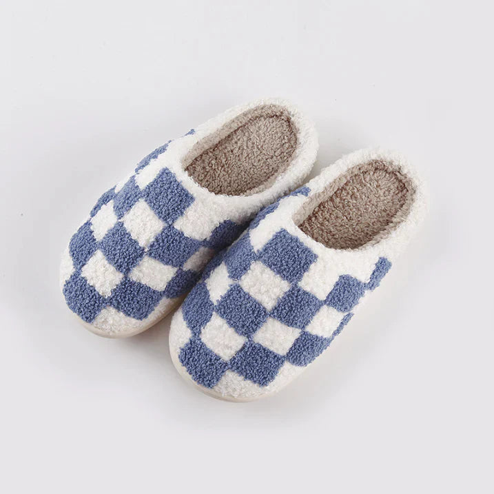 Chaussons unisexes Achille chaud et cosy, motif damier bleu et blanc en tissu pelucheux, intérieur doux et confortable, présentés sur fond blanc.