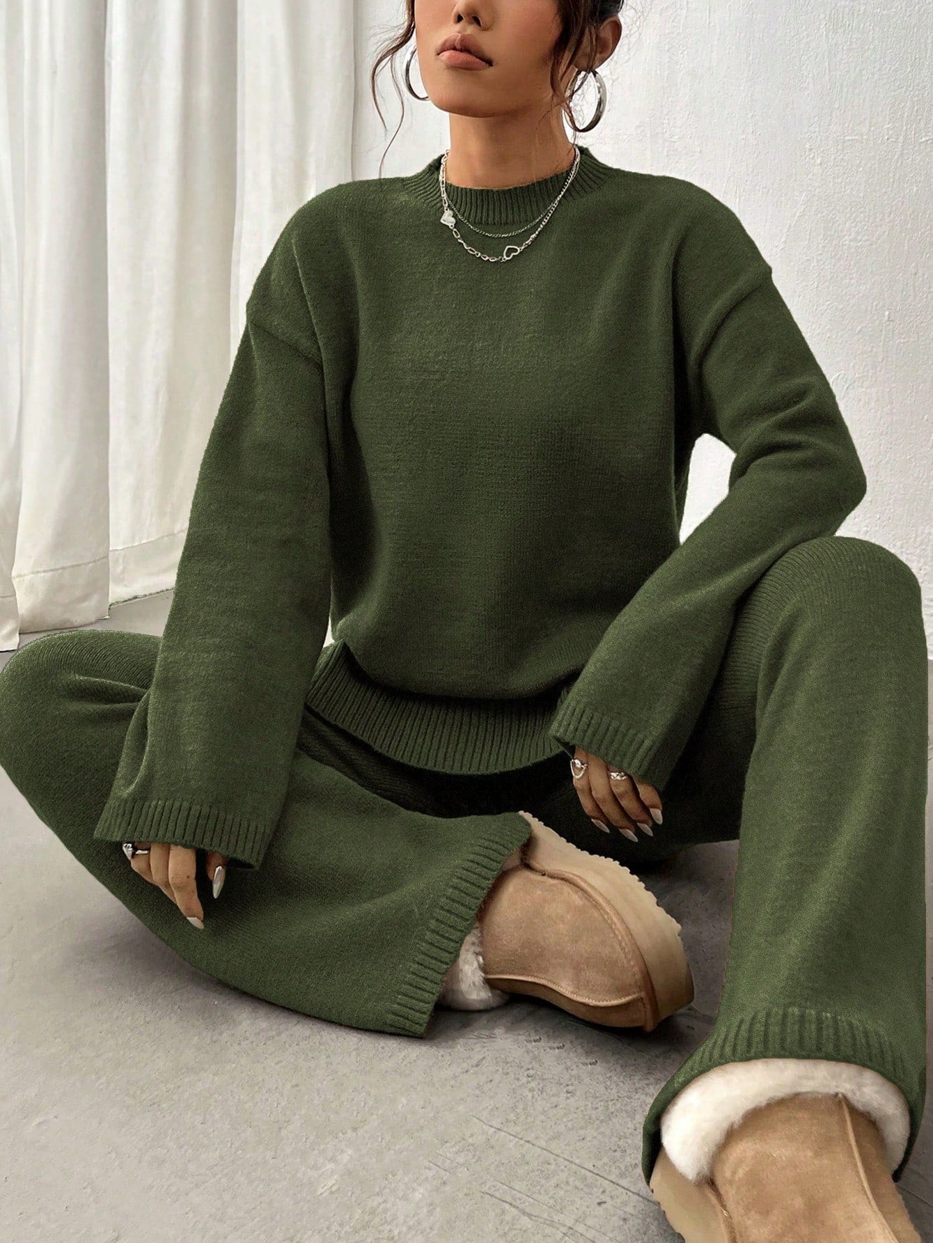 Ensemble Adélie pour femme en maille verte, composé d’un pull ample et d’un pantalon confortable, offrant une tenue douce, cosy et élégante pour la maison.