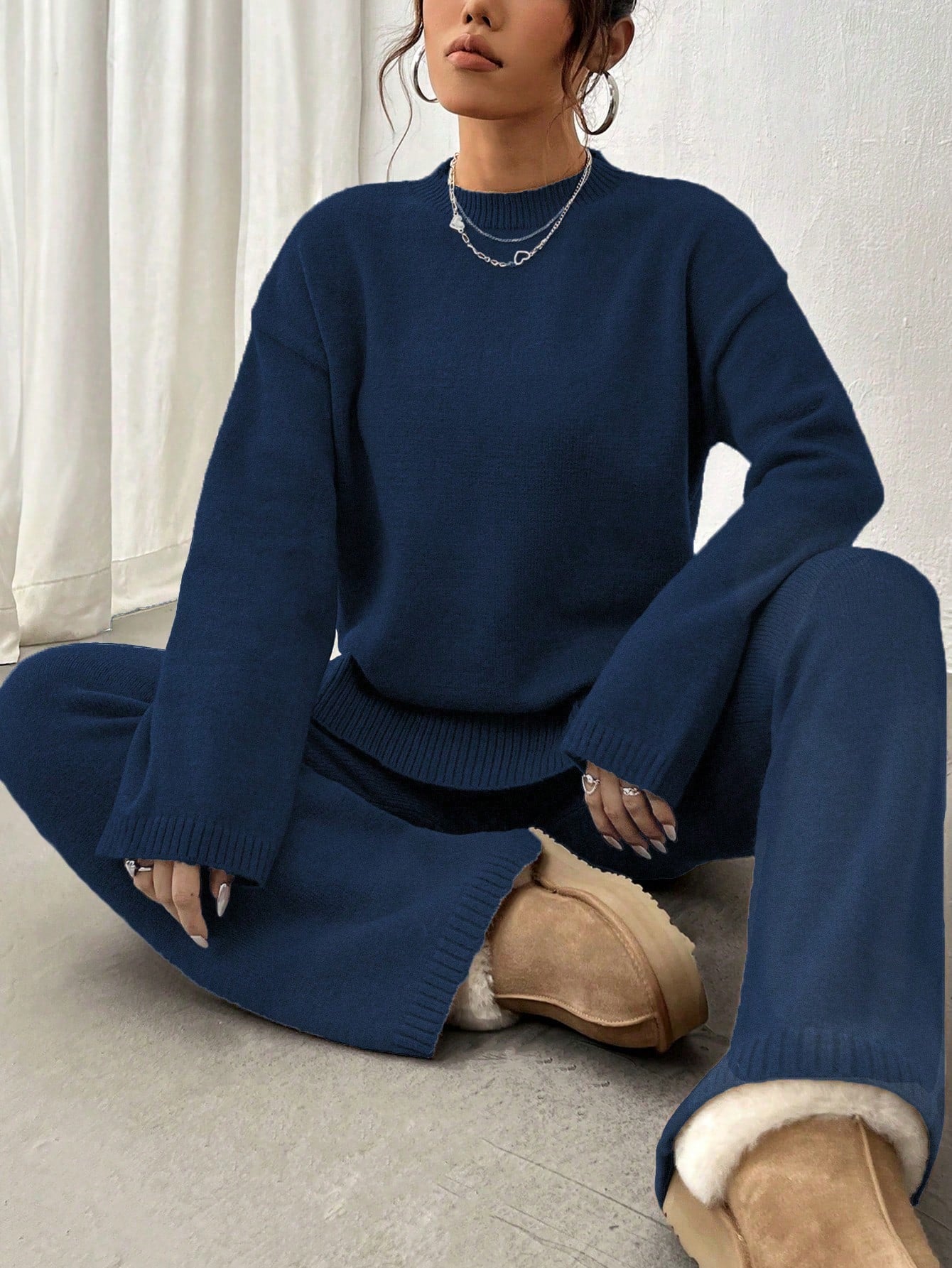 Ensemble Adélie pour femme en maille douce bleu marine, composé d’un pull à manches longues et d’un pantalon confort, offrant un look cosy, chaleureux et élégant pour la maison.