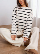 Ensemble Adélie pour femme en maille douce couleur crème, composé d’un pull rayé noir et blanc et d’un pantalon confortable, offrant un look cosy, élégant et parfait pour la maison.