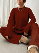 Ensemble Adélie pour femme en maille douce couleur bordeaux, composé d’un pull ample et d’un pantalon confortable, idéal pour un look cosy, chaleureux et élégant à la maison.