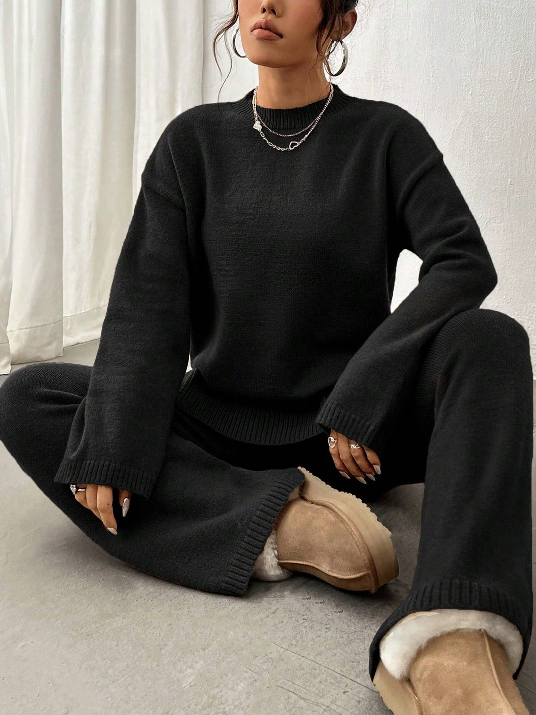 Ensemble Adélie pour femme en maille noire, composé d’un pull doux et d’un pantalon confortable, idéal pour un look cosy et élégant à la maison.