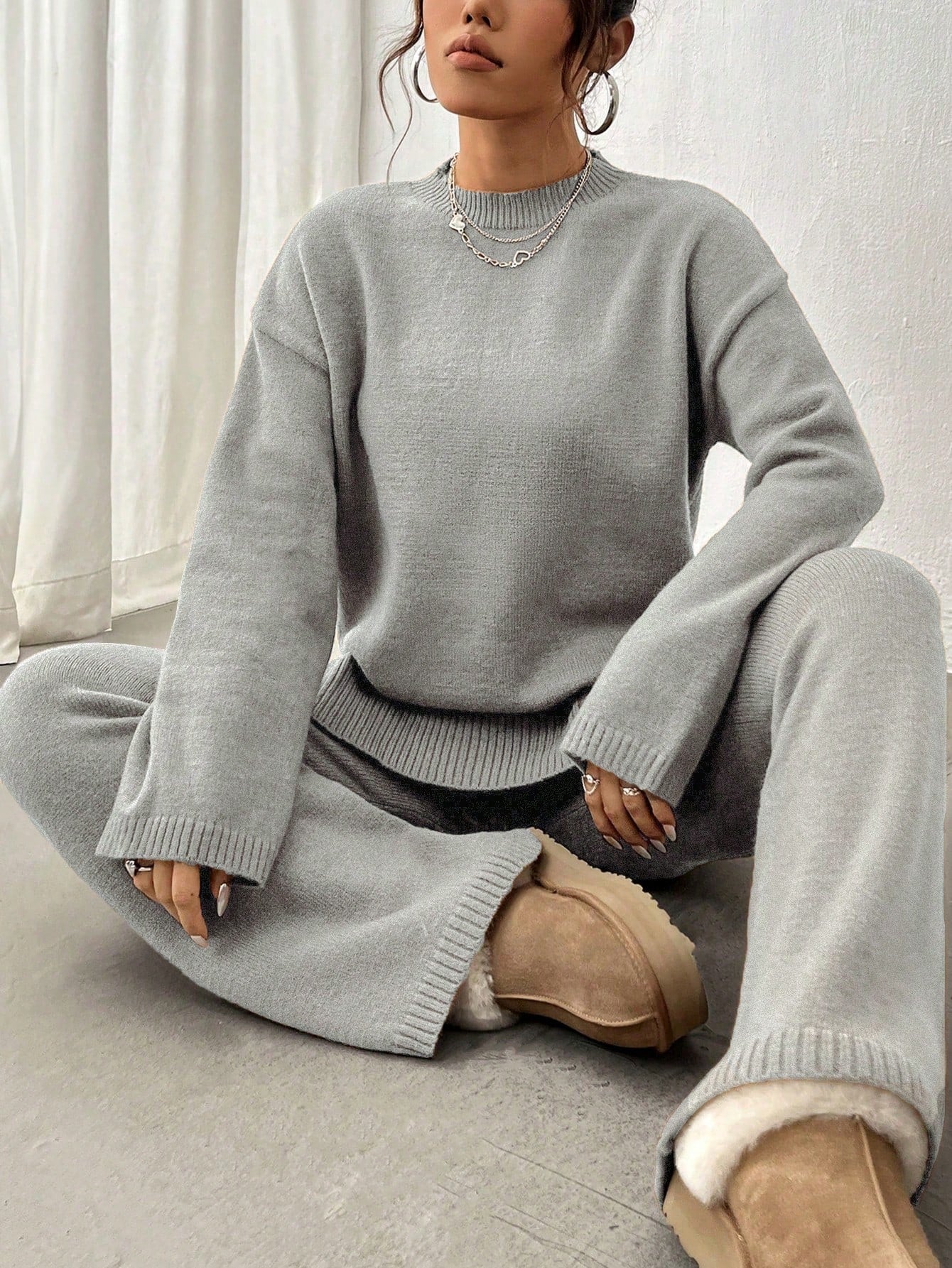 Ensemble Adélie pour femme en maille douce couleur gris perle, composé d’un pull ample et d’un pantalon confortable, parfait pour un look cosy, chaleureux et élégant à la maison.