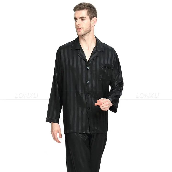 Pyjama homme Adrien en satin noir à rayures élégantes, avec une chemise à manches longues et un pantalon assorti. Le modèle porte le pyjama en marchant, arborant un style chic et moderne, idéal pour une nuit de sommeil confortable et raffinée.