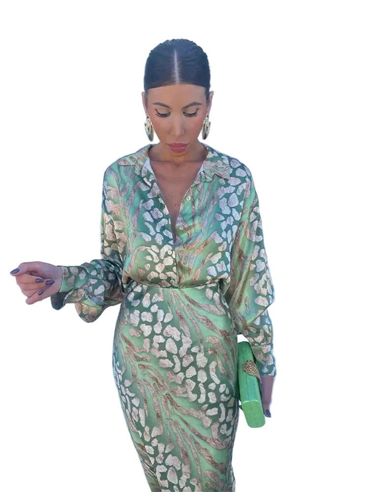 Robe d'été Aélia pour femmes, élégante et raffinée, avec un imprimé vert et or, parfaite pour l'été. Portez-la avec des accessoires tendance pour un look chic et sophistiqué.