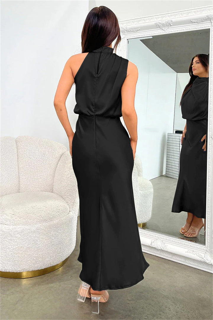 Vue de dos, cette robe noire en satin présente une coupe fluide et élégante, avec une fermeture discrète à l&