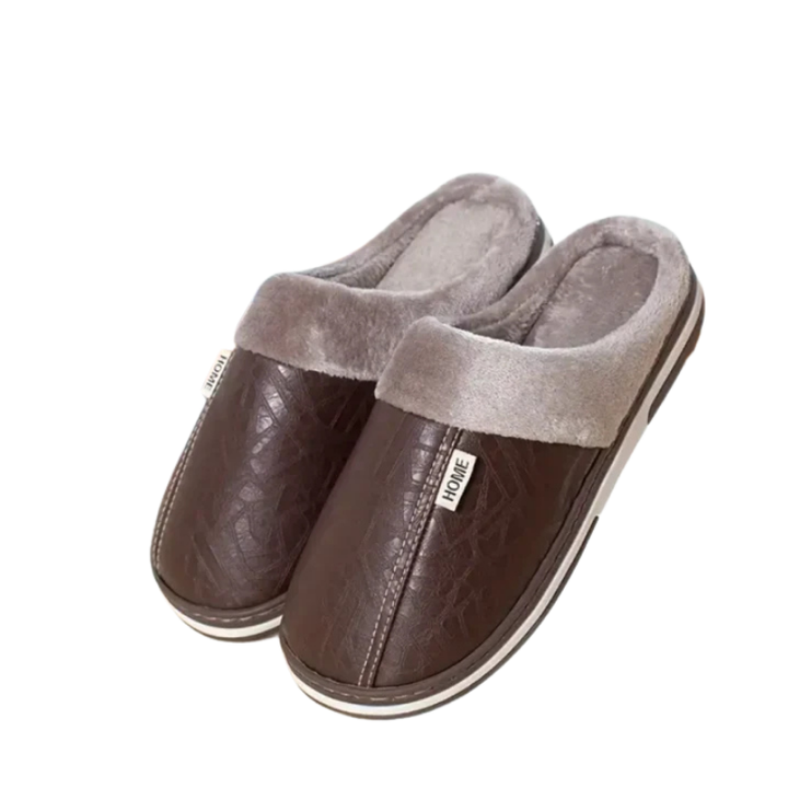 Chaussons homme Alan marron, style pantoufles fermées avec effet cuir, col et intérieur doublés en fausse fourrure grise, semelle épaisse confortable pour garder les pieds au chaud à la maison.