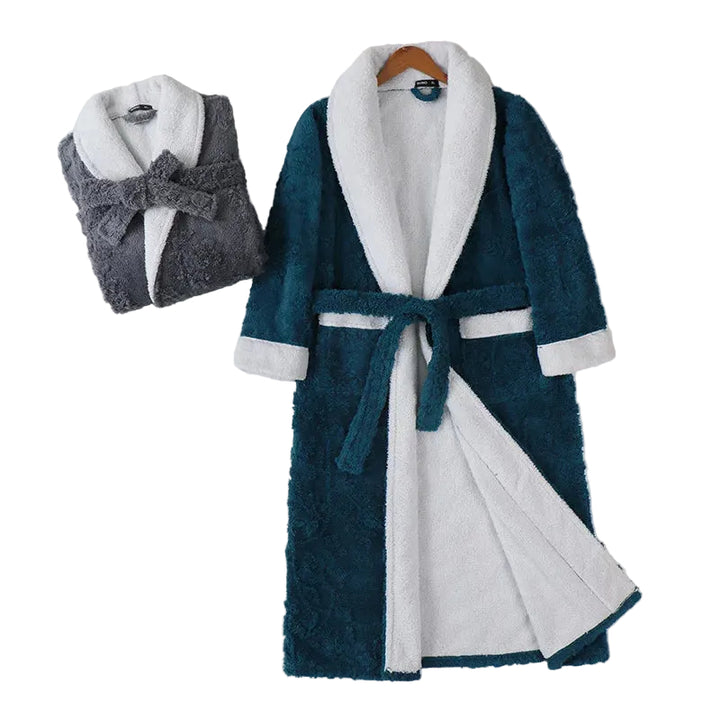 Peignoir homme, chaud et élégant, présenté en deux coloris. Un peignoir long en tissu doux avec col châle blanc, ceinture assortie et finitions épaisses, idéal pour un confort maximal à la maison.