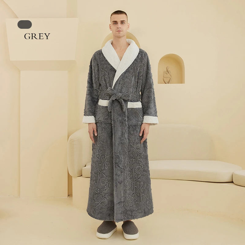 Homme portant le peignoir en couleur gris, long et chaud, avec col châle blanc et ceinture assortie, dans un intérieur épuré et moderne. Peignoir élégant en tissu doux, idéal pour le confort à la maison.