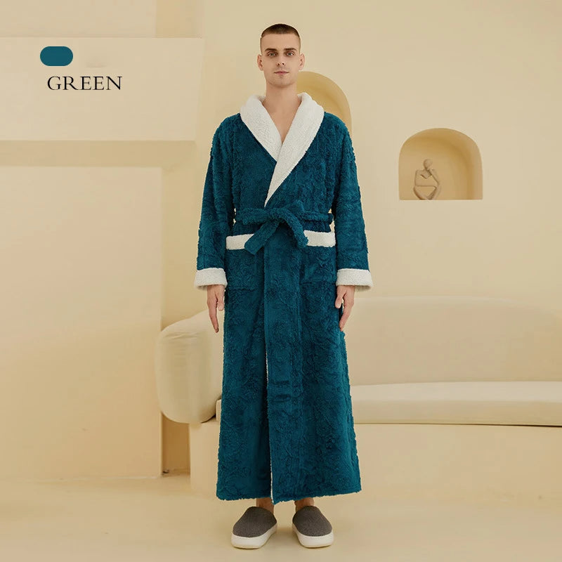 Homme portant le peignoir en coloris vert, long et chaud, avec col châle blanc, ceinture assortie et finitions douces. Peignoir élégant en tissu moelleux, idéal pour un confort optimal à la maison.
