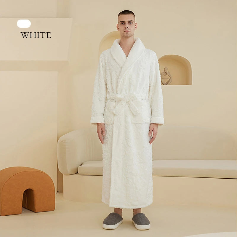 Homme portant le peignoir en coloris blanc, long et moelleux, avec ceinture assortie et texture douce. Peignoir chaud et élégant, idéal pour un confort maximal à la maison.