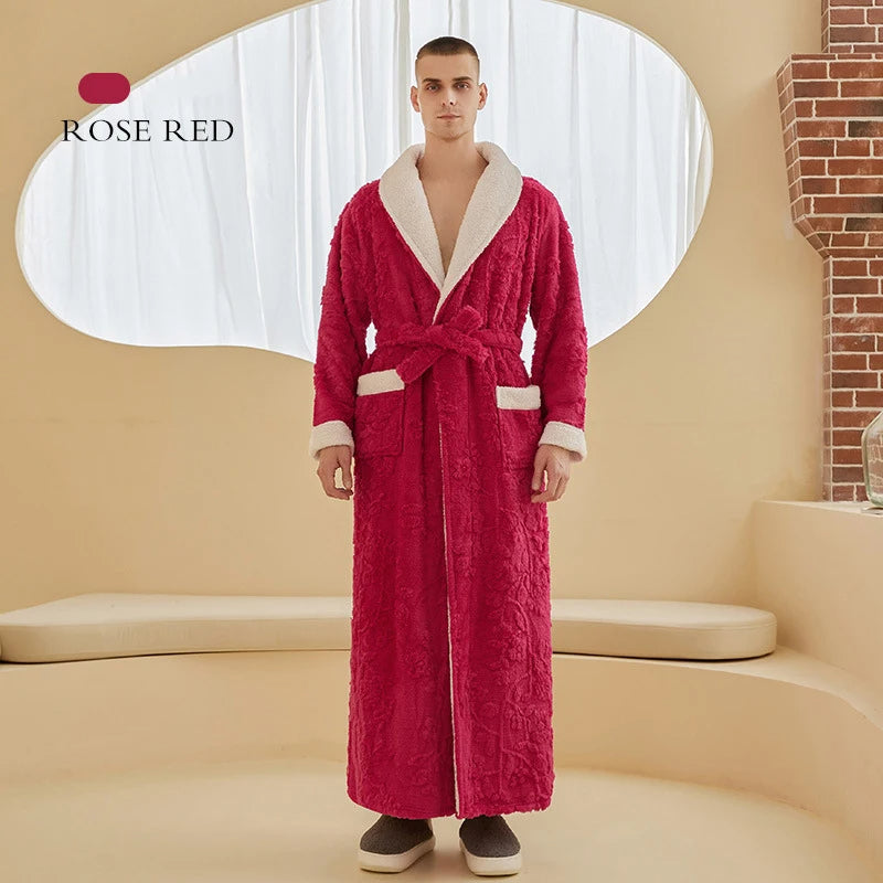 Homme portant le peignoir en coloris rose rouge, long et chaud, avec col châle blanc contrastant, ceinture assortie et poches avant. Peignoir élégant en tissu doux, idéal pour un confort maximal à la maison.