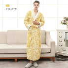 Homme portant le peignoir en coloris jaune, long et chaud, avec col châle blanc et motif floral texturé. Peignoir doux et élégant, idéal pour un confort luxueux à la maison.