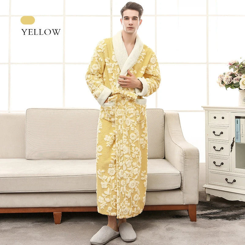Homme portant le peignoir en coloris jaune, long et chaud, avec col châle blanc et motif floral texturé. Peignoir doux et élégant, idéal pour un confort luxueux à la maison.