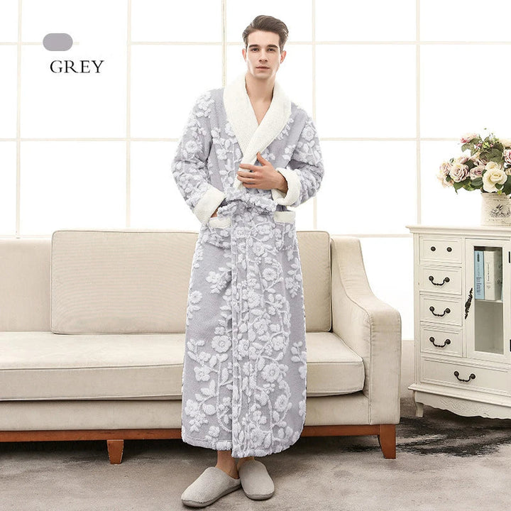 Homme portant le peignoir en coloris gris clair, long et chaud, avec col châle blanc et motifs floraux texturés. Peignoir élégant et doux, idéal pour un confort chaleureux à la maison.
