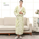 Homme portant le peignoir en coloris vert clair, long et chaud, avec col châle blanc et motifs floraux texturés. Peignoir élégant et moelleux, idéal pour un confort douillet à la maison.