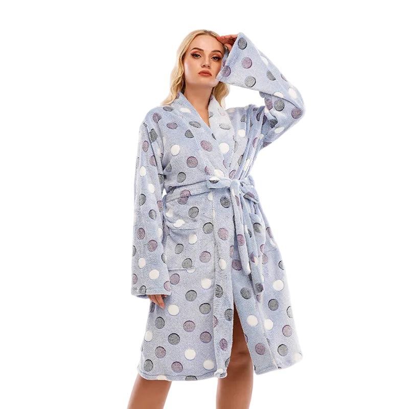 Peignoir femme Alba bleu clair à pois, doux et confortable, avec col châle, ceinture à nouer et poches, longueur au genou.