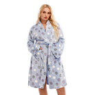Peignoir femme Alba bleu clair à pois, doux et confortable, en tissu moelleux avec col châle, ceinture à nouer et poches, longueur au genou.