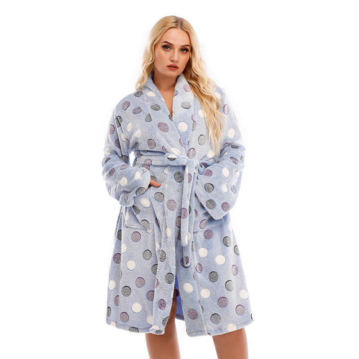 Peignoir femme Alba bleu clair à pois, doux et confortable, en tissu moelleux avec col châle, ceinture à nouer et poches, longueur au genou.