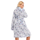 Vue de dos du peignoir femme Alba bleu clair à pois, doux et confortable, avec col châle et ceinture à nouer, longueur au genou.