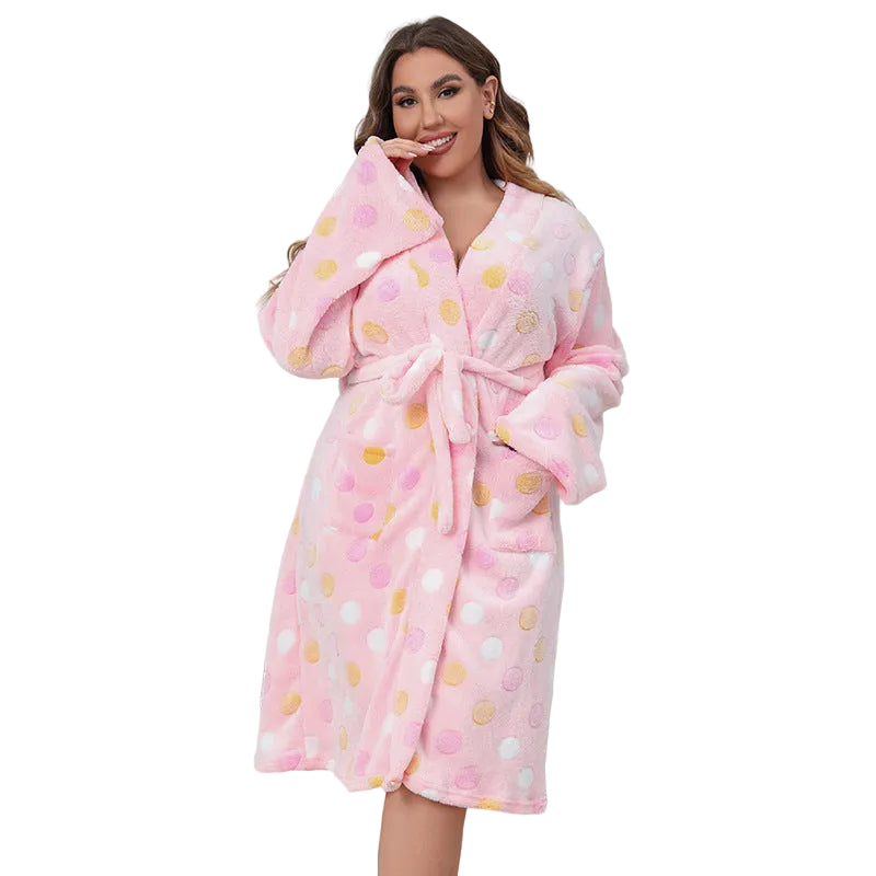 Peignoir femme Alba rose à pois multicolores, doux et confortable, en tissu moelleux avec col châle, ceinture à nouer et poches, longueur au genou.