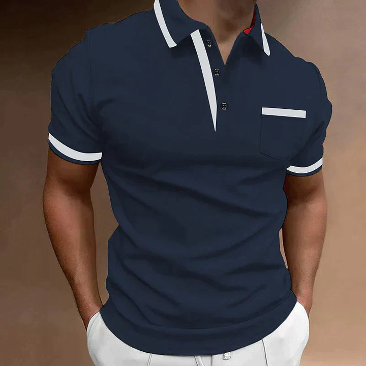 Ce polo bleu marine pour homme présente des détails blancs au col, aux manches et à la poche, apportant une touche de contraste élégante. Son design simple et raffiné en fait un choix parfait pour toutes les occasions, offrant confort et style tout au long de la journée. Un polo idéal pour un look moderne et décontracté.
