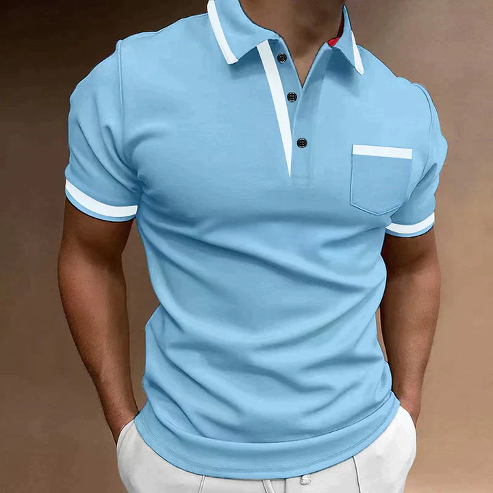 Ce polo bleu clair pour homme présente des détails blancs au col, aux manches et à la poche, créant un contraste subtil et élégant. Son design moderne et épuré en fait un choix parfait pour toutes les occasions, qu&