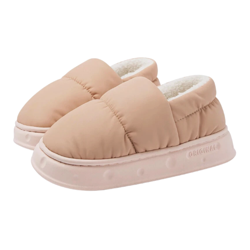 Chaussons unisexe Alex beige nude style doudoune, intérieur doux et chaud, semelle épaisse antidérapante, confort idéal pour la maison en hiver.