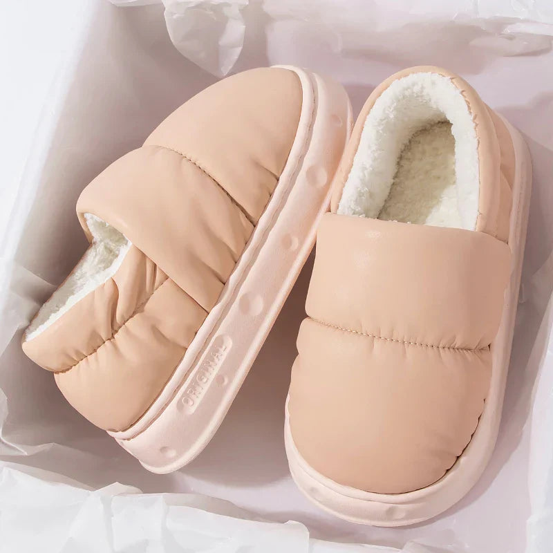 Chaussons unisexe Alex beige style doudoune, doublure intérieure douce et chaude, semelle épaisse antidérapante, présentés dans une boîte, parfaits pour l’hiver à la maison.