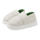 Chaussons unisexe Alex blancs style doudoune, intérieur vert doux et chaud, semelle épaisse antidérapante, parfaits pour un confort cocooning à la maison.