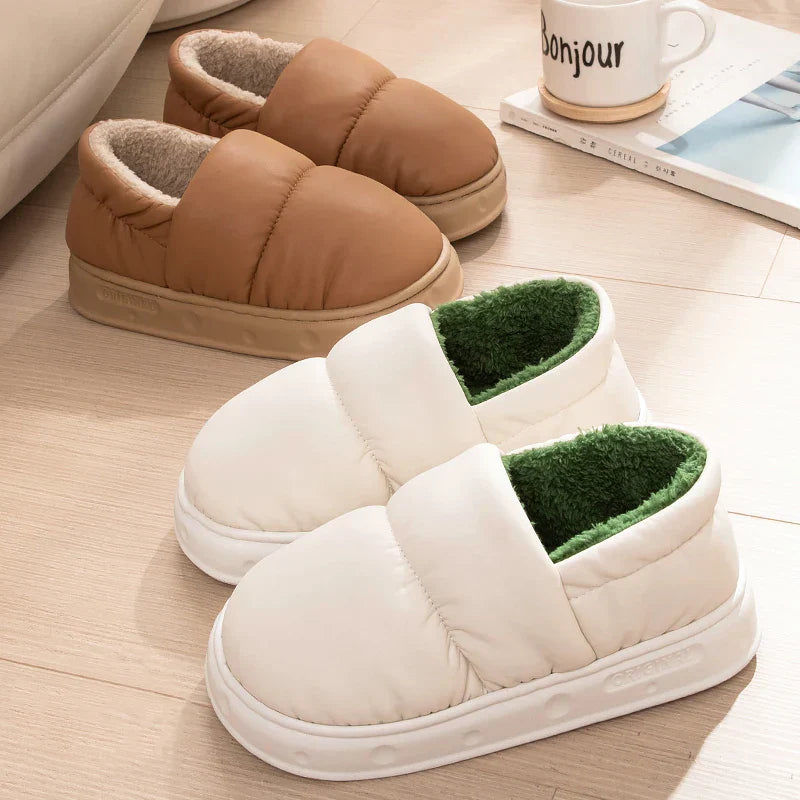 Chaussons unisexe Alex style doudoune, présentés en blanc avec doublure verte et en camel, intérieur chaud et moelleux, semelle épaisse antidérapante pour la maison.