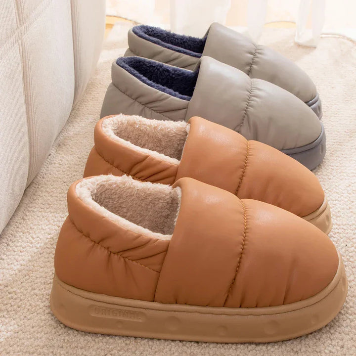 Chaussons unisexe Alex style doudoune, présentés en plusieurs coloris (camel et gris), doublure chaude et moelleuse, semelle épaisse antidérapante pour la maison.