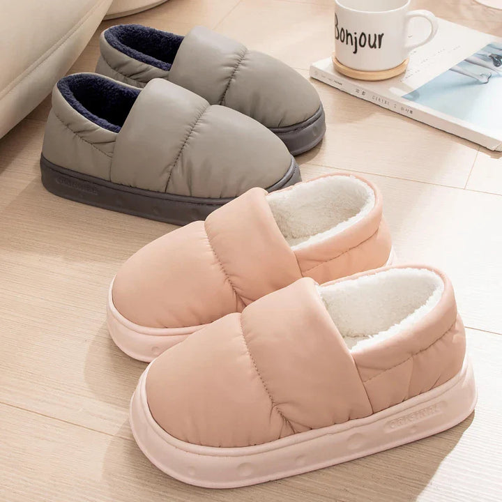 Chaussons unisexe Alex style doudoune, présentés en gris et en beige rosé, doublure intérieure chaude et moelleuse, semelle épaisse antidérapante pour la maison.