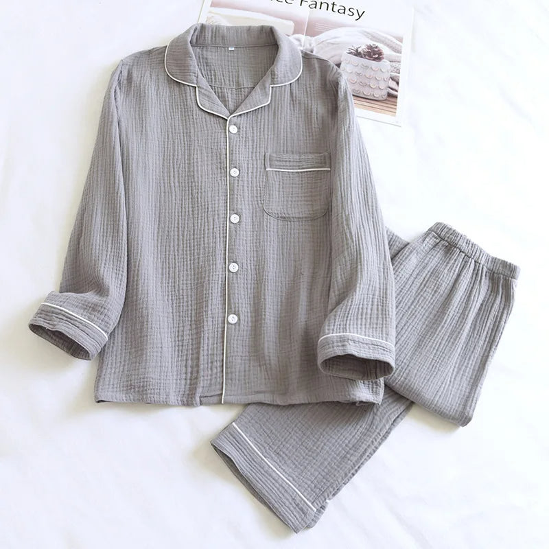 Pyjama pour homme en coton gaufré gris clair, composé d’une chemise à manches longues avec col tailleur, poche poitrine et passepoils blancs, assortie d’un pantalon à taille élastique. Ensemble doux, respirant et confortable, parfait pour les nuits tranquilles et les journées de détente à la maison.