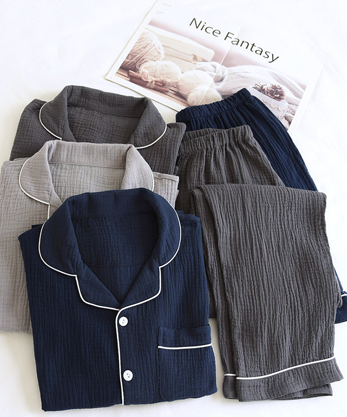 Lot de trois pyjamas pour homme en coton gaufré, déclinés en bleu marine, gris foncé et gris clair. Chaque ensemble comprend une chemise boutonnée à col classique avec passepoils blancs et poche poitrine, accompagnée d’un pantalon assorti à taille élastique. Pyjamas doux, légers et confortables, parfaits pour les nuits relaxantes et les moments de détente à la maison.