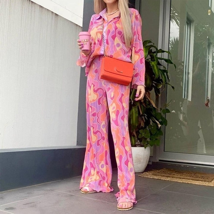 Pyjama femme à motif abstrait dans des tons de rose, violet et orange, composé d&