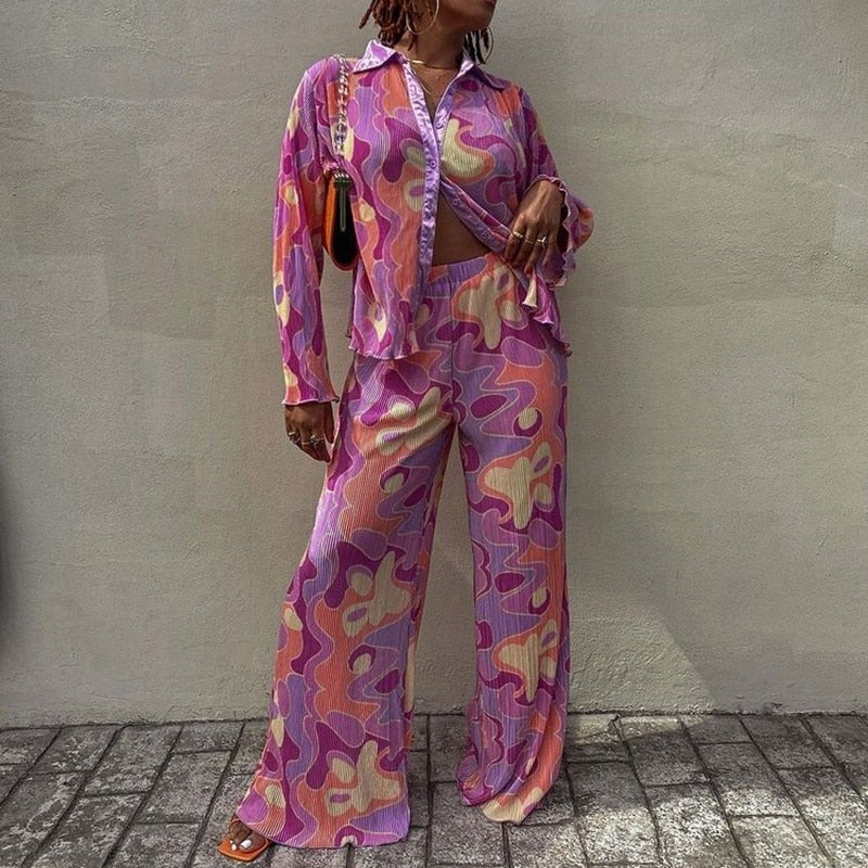 Pyjama femme à motif abstrait dans des tons vifs de rose, violet et orange, composé d&